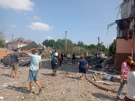 На Николаевщине россияне попали в многоэтажку в Вознесенске, пострадали 12 человек