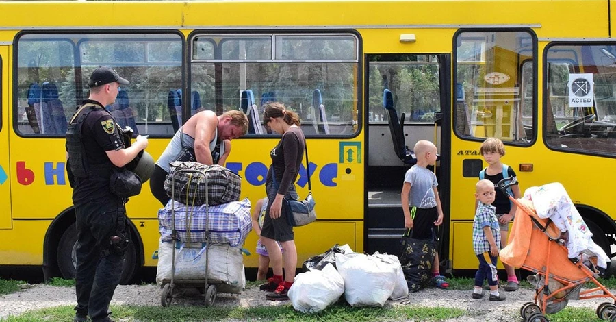 Уряд дозволив позбавляти права на опікування дітей через відмову від евакуації