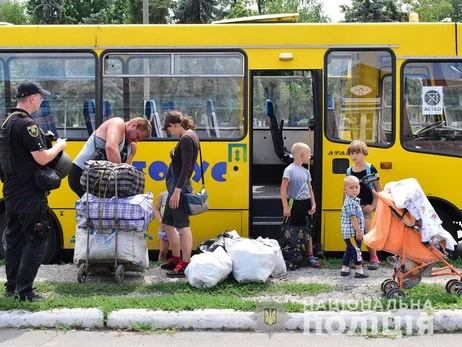 Уряд дозволив позбавляти права на опікування дітей через відмову від евакуації