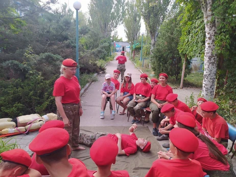 В лагере под Мариуполем россияне учат детей стрелять и ненавидеть Украину