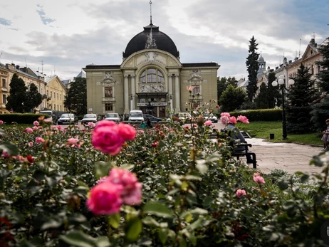 Нова традиція: у Чернівцях щовечора на площі звучатиме «Червона рута» у виконанні Івасюка