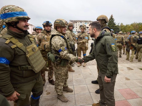 Зеленский приехал в освобожденный Изюм и поблагодарил военных