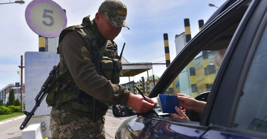 На кордоні з Молдовою затримали ухилістів, які пробиралися полем з дикими кабанами