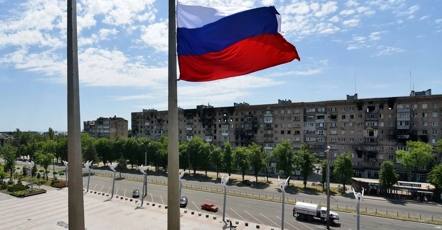 У Маріуполі росіяни зобов'язали лікарів та вчителів здати паспорти України