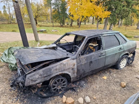 В Латвии сожгли автомобиль украинцев и владельцев дома, которые приняли беженцев