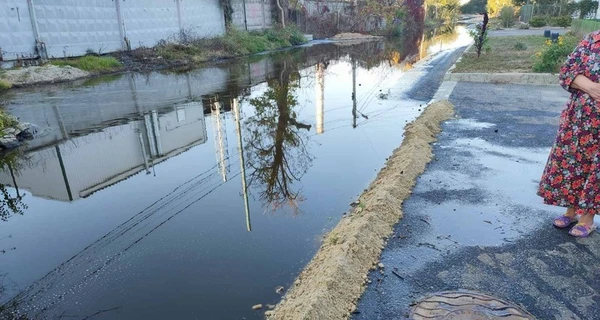 У Миколаєві ворожі дрони пошкодили цистерни з маслом, воно тече вулицями