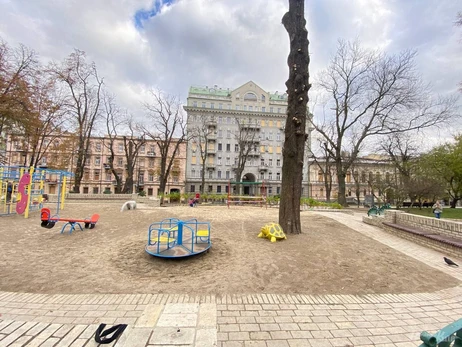 У парку Шевченка в Києві засипали вирву, яка утворилася від удару російської ракети