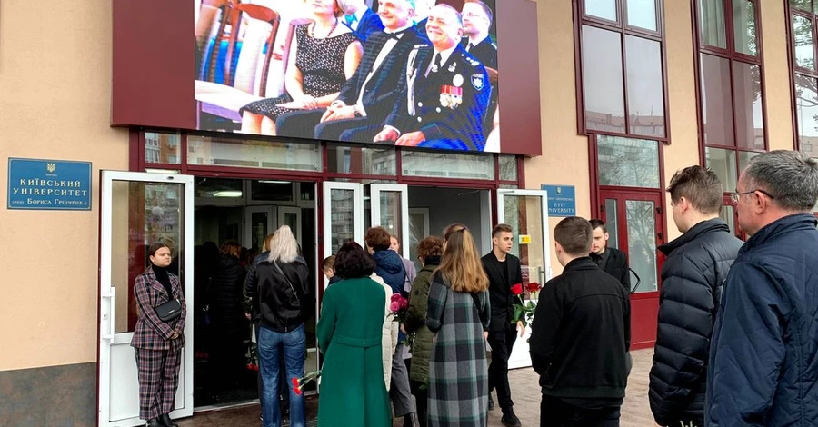 Попрощатися з ректором університету Грінченка прийшли Віталій Кличко та Марина Порошенко