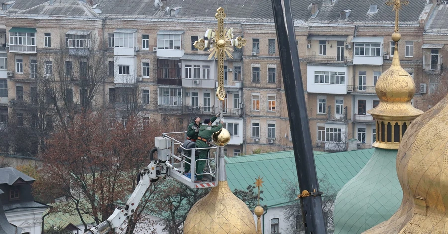 На Софійському соборі відновили триметровий хрест, який впав перед війною