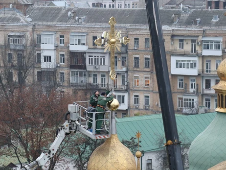 На Софиевском соборе восстановили упавший перед войной трехметровый крест