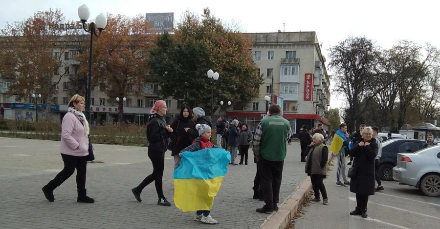 ЗМІ: ЗСУ помітили у Херсоні, жителі вийшли з українськими прапорами