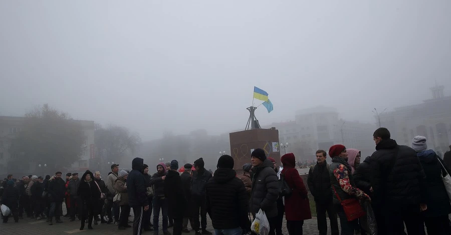 Росіяни завдали ударів по житловому будинку в Херсоні, є постраждалі