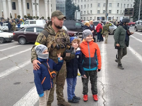 Житель Херсона: Дни у нас короткие, с утра и до комендантского часа стоим в очередях