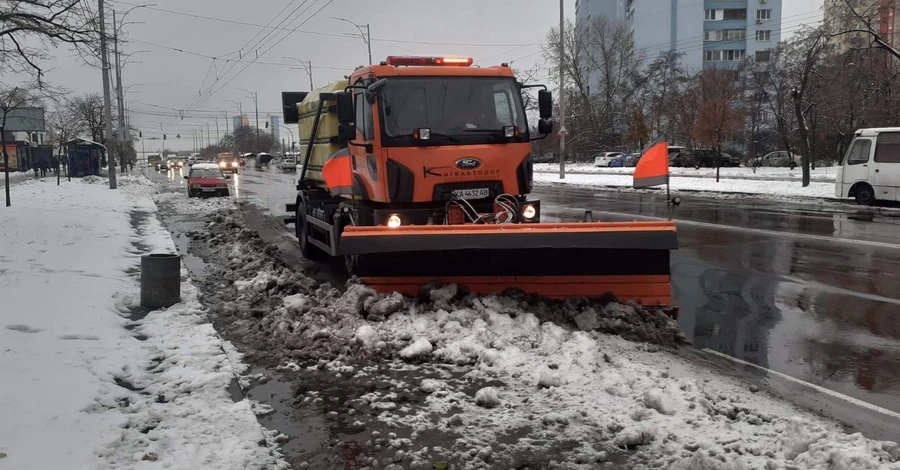 В Киеве начали борьбу с гололедом - горожан просят быть осторожными