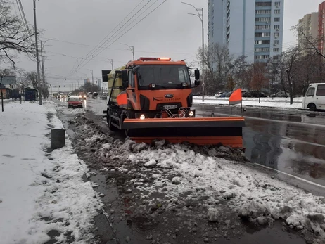 У Києві розпочали боротьбу з ожеледицею - городян просять бути обережними