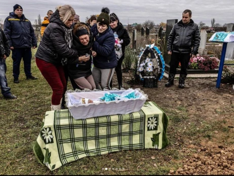 В Запорожской области похоронили младенца, убитого во время обстрела Вольнянска 