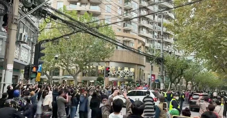 В Китае прошли массовые протесты против локдауна, введенного из-за коронавируса