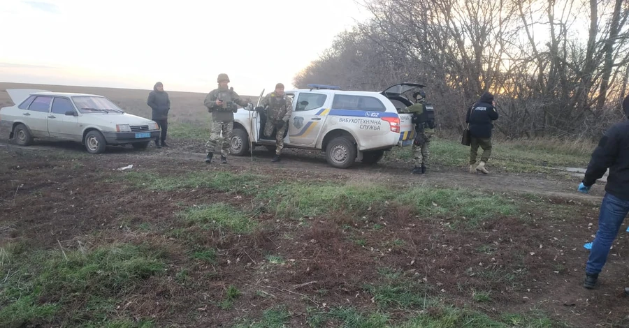 Под Изюмом автомобиль наехал на мину, погибли два человека