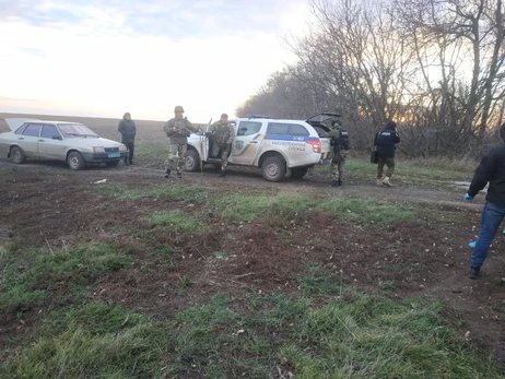 Под Изюмом автомобиль наехал на мину, погибли два человека