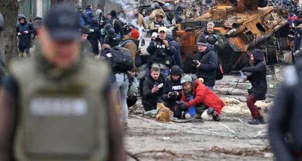 Власником кота, знятого біля розбитих танків у Бучі, виявився режисер 