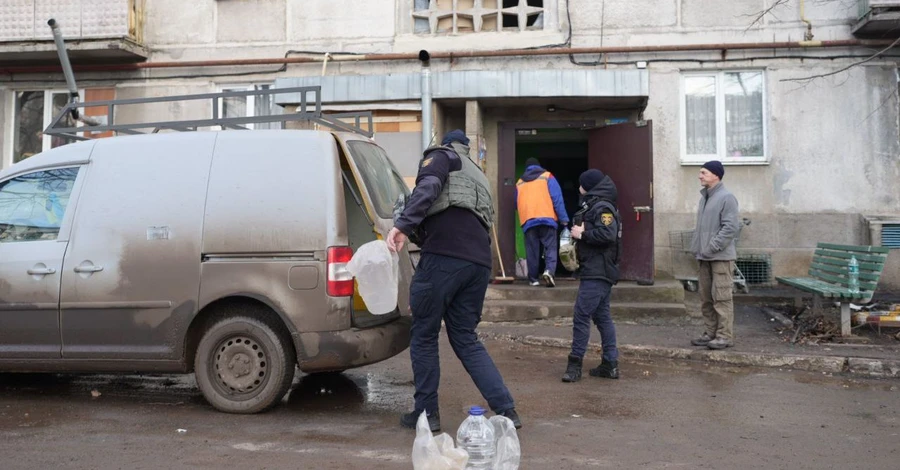 Росіяни обстріляли авто рятувальників, які доставляли гумдопомогу до Бахмута.