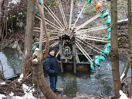 Водяне колесо, яке дає електрику: вінничанин будує власну мікро-ГЕС