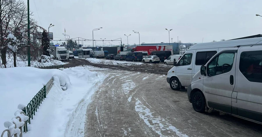 На кордоні з Польщею утворилися великі черги через снігопад