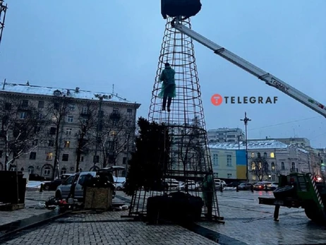 У Києві почали встановлювати головну ялинку