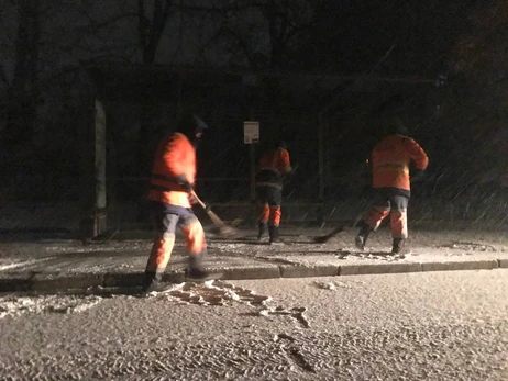 У Києві водіїв попросили не виїжджати: ліквідують наслідки снігопадів