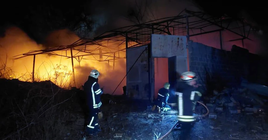 Нічні обстріли: масштабна пожежа в Харкові та пошкоджена електромережа у Марганці