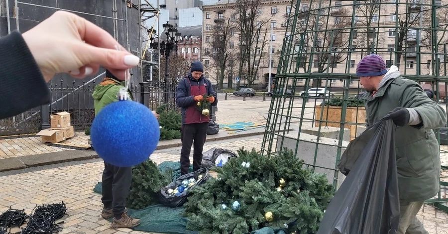 В Киеве начали демонтировать 