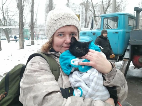 У Дніпрі зі зруйнованої багатоповерхівки через два тижні врятували кішку