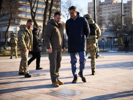 На Алеї сміливості у Києві встановили табличку з ім'ям прем'єра Іспанії