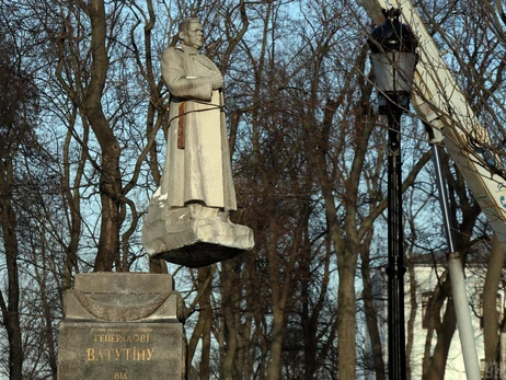 Месяц без памятников Чкалову и Ватутину: скульптуры могут переехать в Музей оккупации