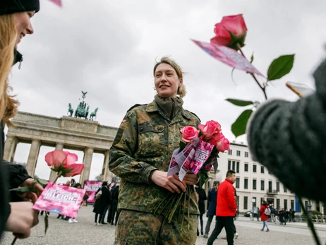 8 Березня: Польща святкує, Балтія сперечається, а Італія ввела моду на мімози