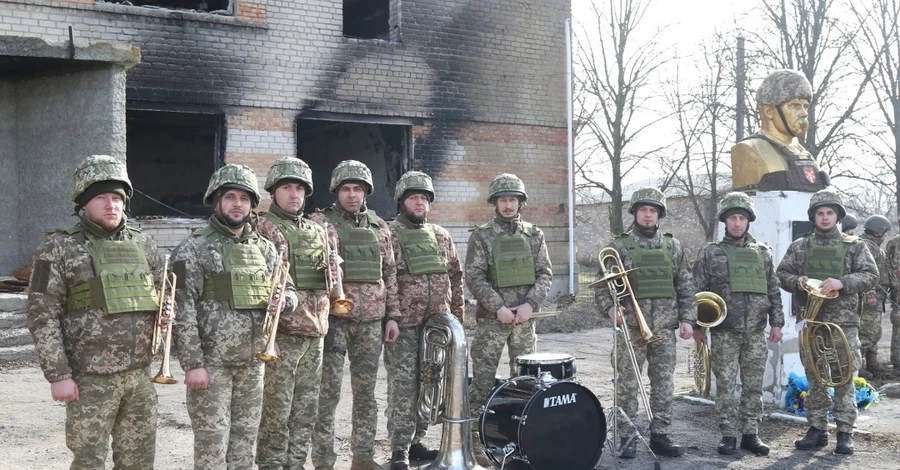 Військові надягли шолом та бронежилет на пам'ятник Кобзареві, який дивом уцілів біля лінії фронту