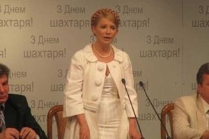 Из-за высоких каблуков Тимошенко упала прямо на глазах у шахтеров 