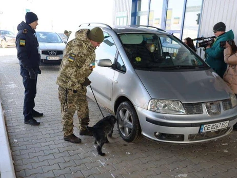 Прикордонники спростували інформацію про заборону виїзду юнаків за кордон