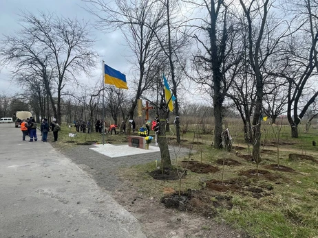 У Херсоні висадили 70 кущів бузку на згадку про загиблих захисників міста