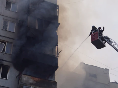 В Запорожье спасают собаку, которую достали из-под завалов разрушенной многоэтажки