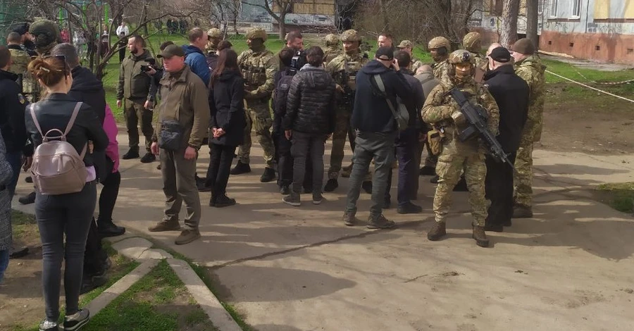 Зеленский побывал на месте ракетного удара в Запорожье