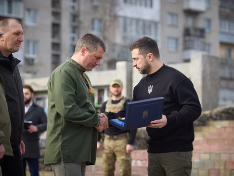 Зеленский приехал в Ахтырку в годовщину ее обороны, чтобы вручить награду города-героя