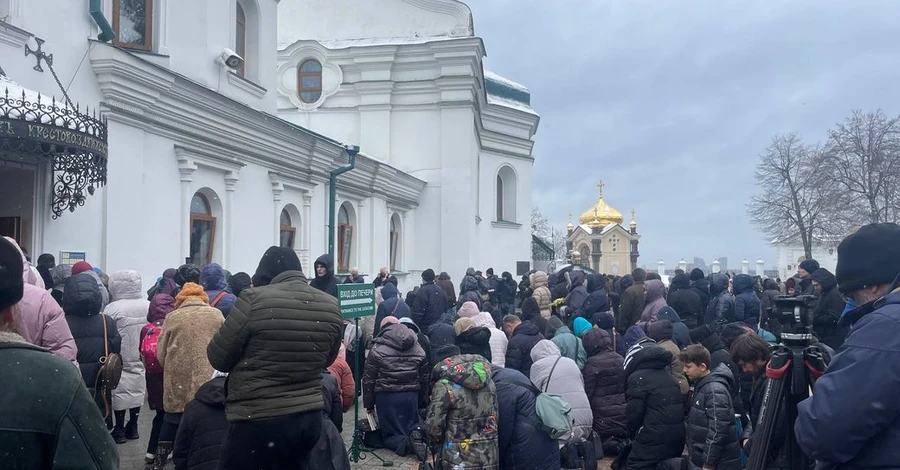 На останній молебень УПЦ МП у Лаврі зібралися сотні парафіян