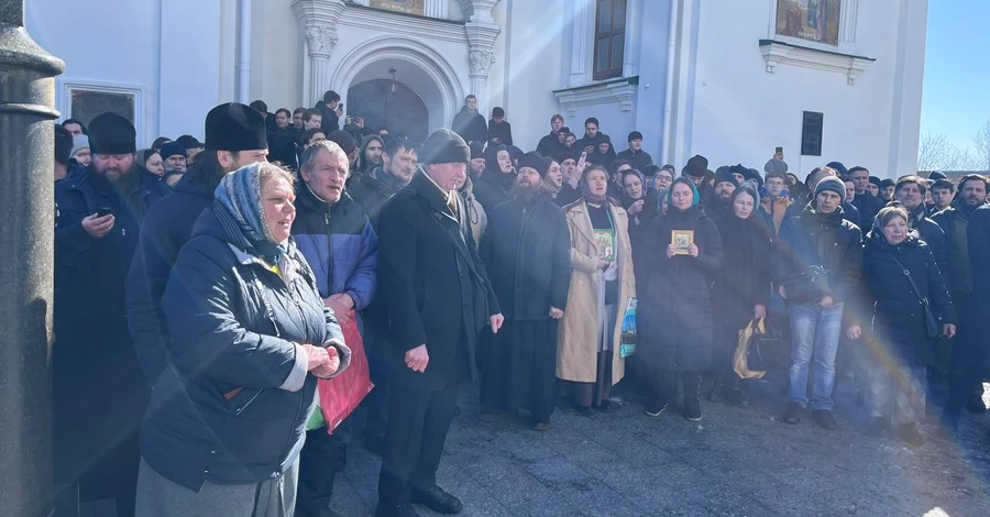 В Киево-Печерской лавре начали блокировать работу государственной комиссии и журналистов (обновлено)