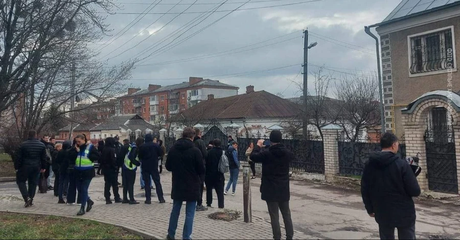 В Хмельницком протестующие штурмуют храм из-за видео с избиением военного