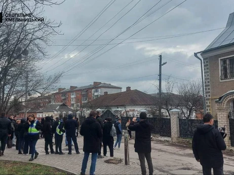 В Хмельницком протестующие штурмуют храм из-за видео с избиением военного