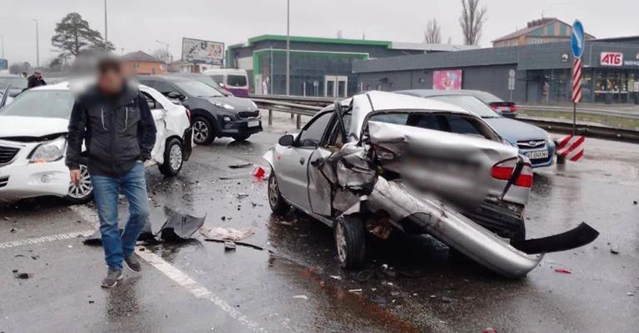 У Києві масштабна ДТП: зіткнулись 10 авто, є постраждалі