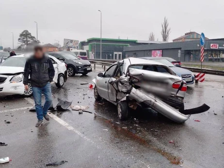 В Киеве масштабное ДТП: столкнулись 10 автомобилей, есть пострадавшие