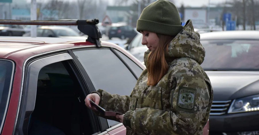 Румунія призупинила пропуск вантажівок на кордоні з Україною через негоду