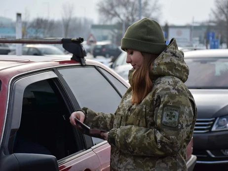 Румунія призупинила пропуск вантажівок на кордоні з Україною через негоду